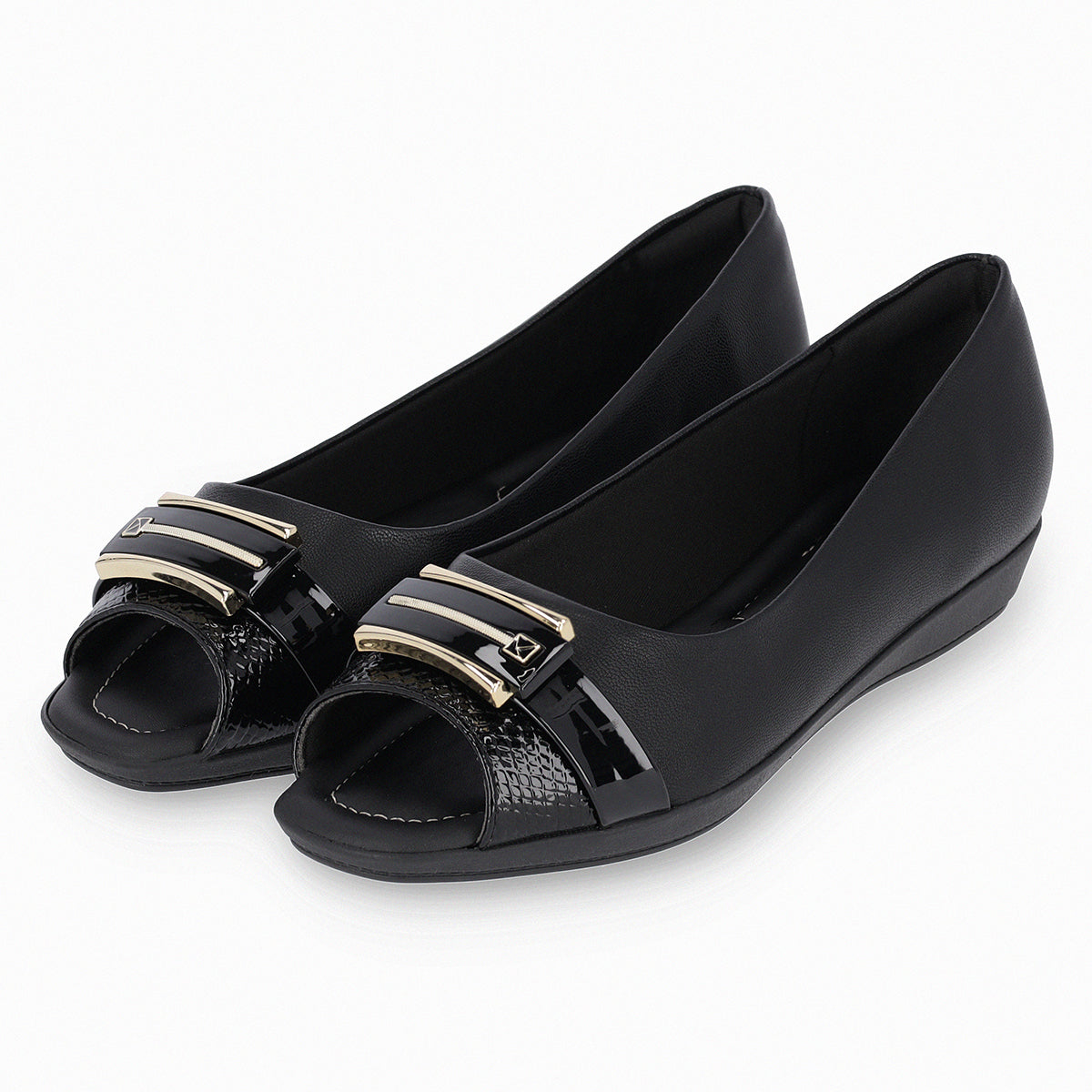 Piccadilly flat shoe with low heel, black color, featuring a buckle with gold and black patent details.