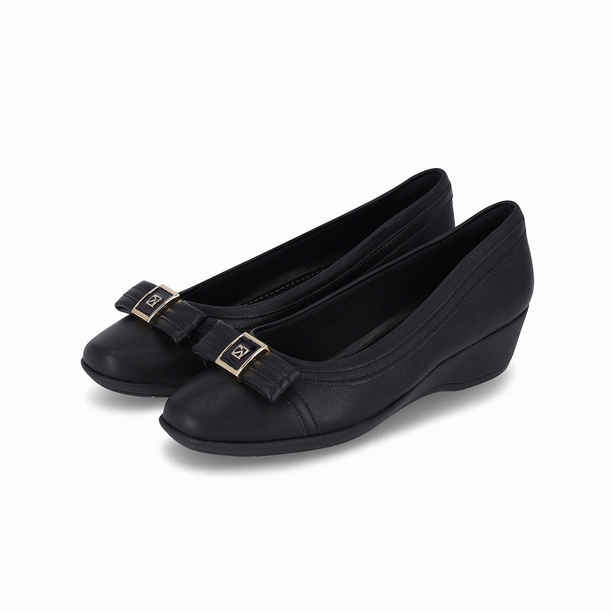 Piccadilly cushioned flat shoe with a low heel in black color and a bow on the top with a golden logo