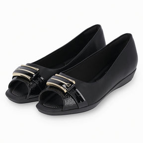 Piccadilly flat shoe with low heel, black color, featuring a buckle with gold and black patent details.