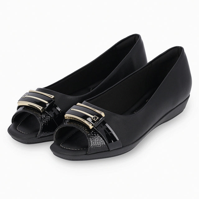Piccadilly flat shoe with low heel, black color, featuring a buckle with gold and black patent details.