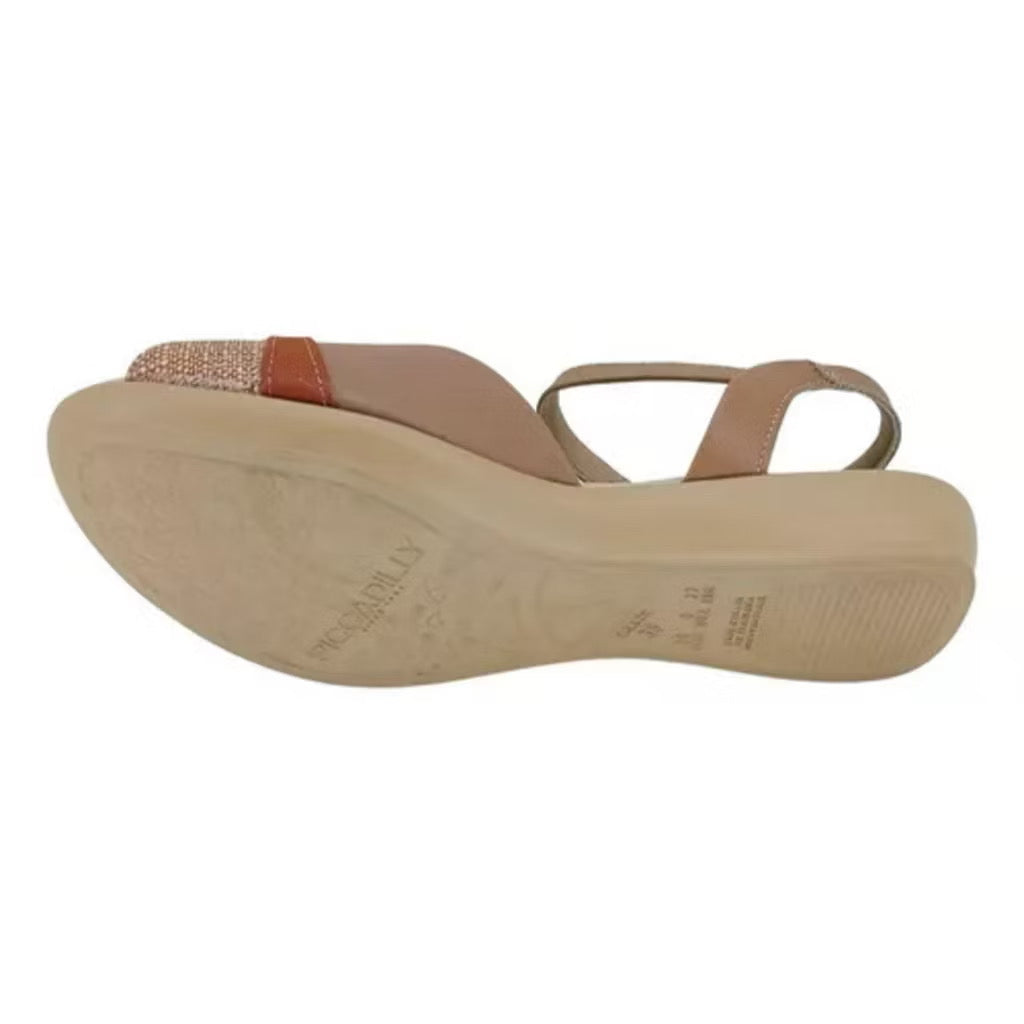 piccadilly low-heeled sandal with cushioned sole in beige color, gold detail on top with a darck beige,  strap and bucke at the heel